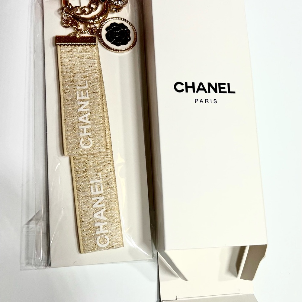 CHANEL Cream and Gold Key Holder - Bag Charm NIB - Picture 13 of 13